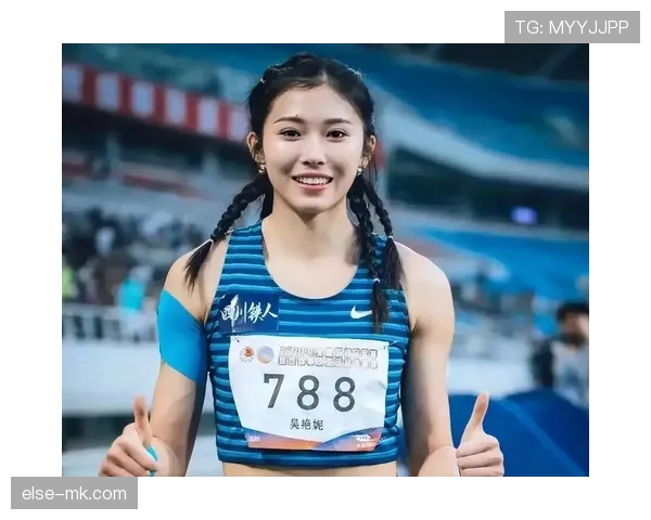 吴艳妮赛前涂指甲油的样子,真不像个练田径的 吴艳妮赛前涂指甲油的样子,真不像个练田径的